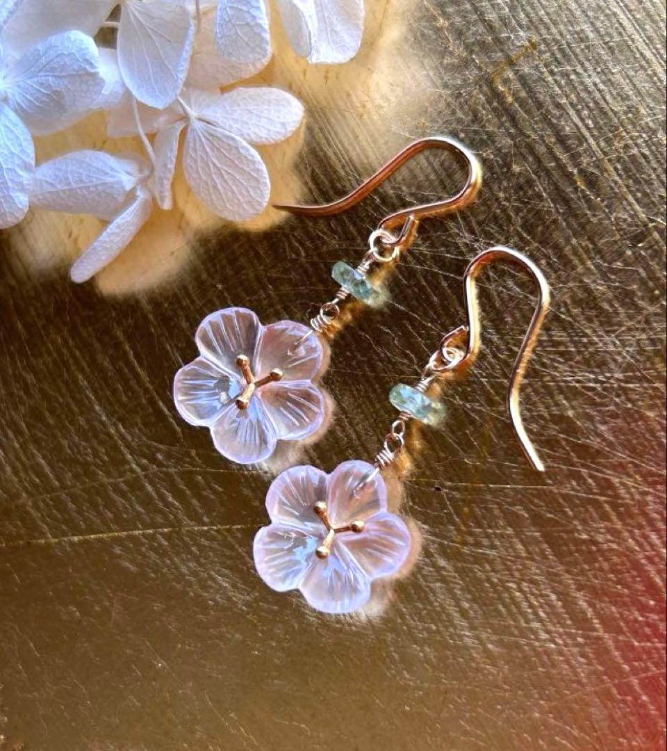 ローズクォーツ　ヴェルメイユフラワーカービング＆グリーンカイヤナイトのピアス