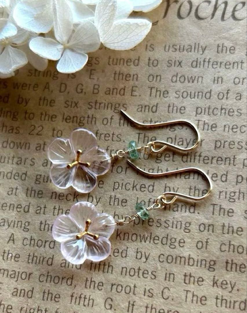 ローズクォーツ　ヴェルメイユフラワーカービング＆グリーンカイヤナイトのピアス