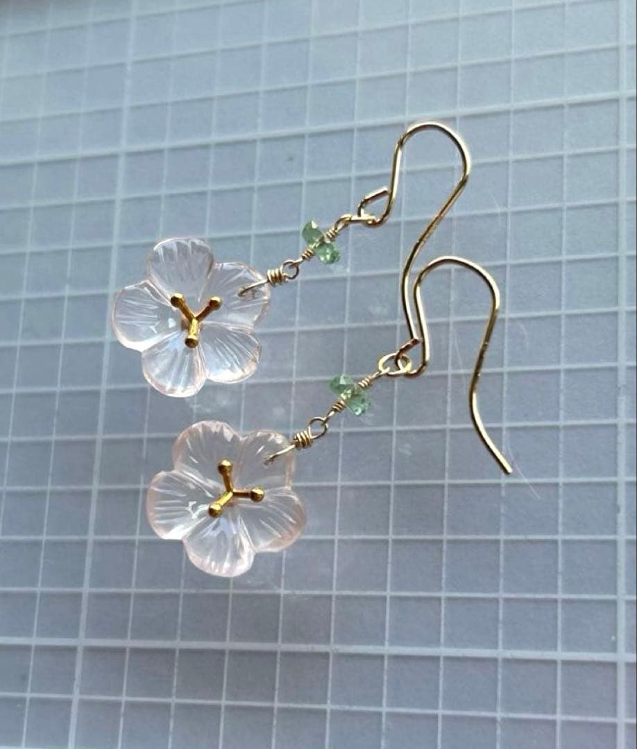 ローズクォーツ　ヴェルメイユフラワーカービング＆グリーンカイヤナイトのピアス