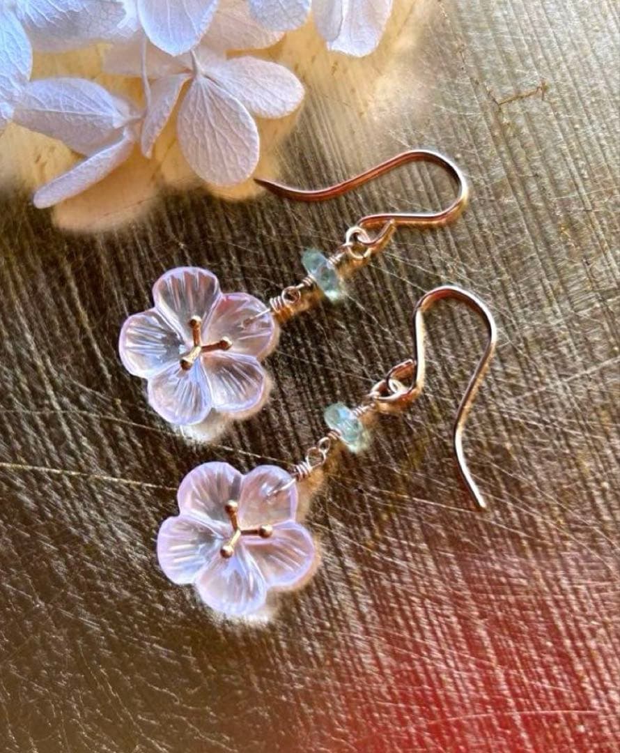 ローズクォーツ　ヴェルメイユフラワーカービング＆グリーンカイヤナイトのピアス