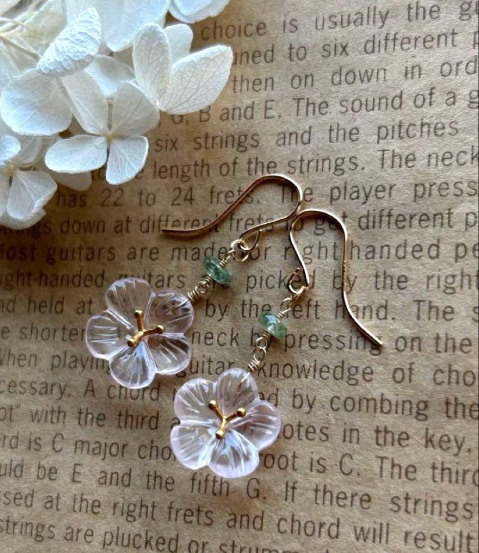 ローズクォーツ　ヴェルメイユフラワーカービング＆グリーンカイヤナイトのピアス