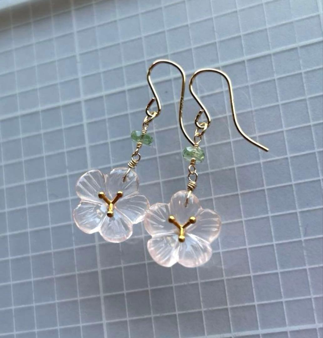 ローズクォーツ　ヴェルメイユフラワーカービング＆グリーンカイヤナイトのピアス