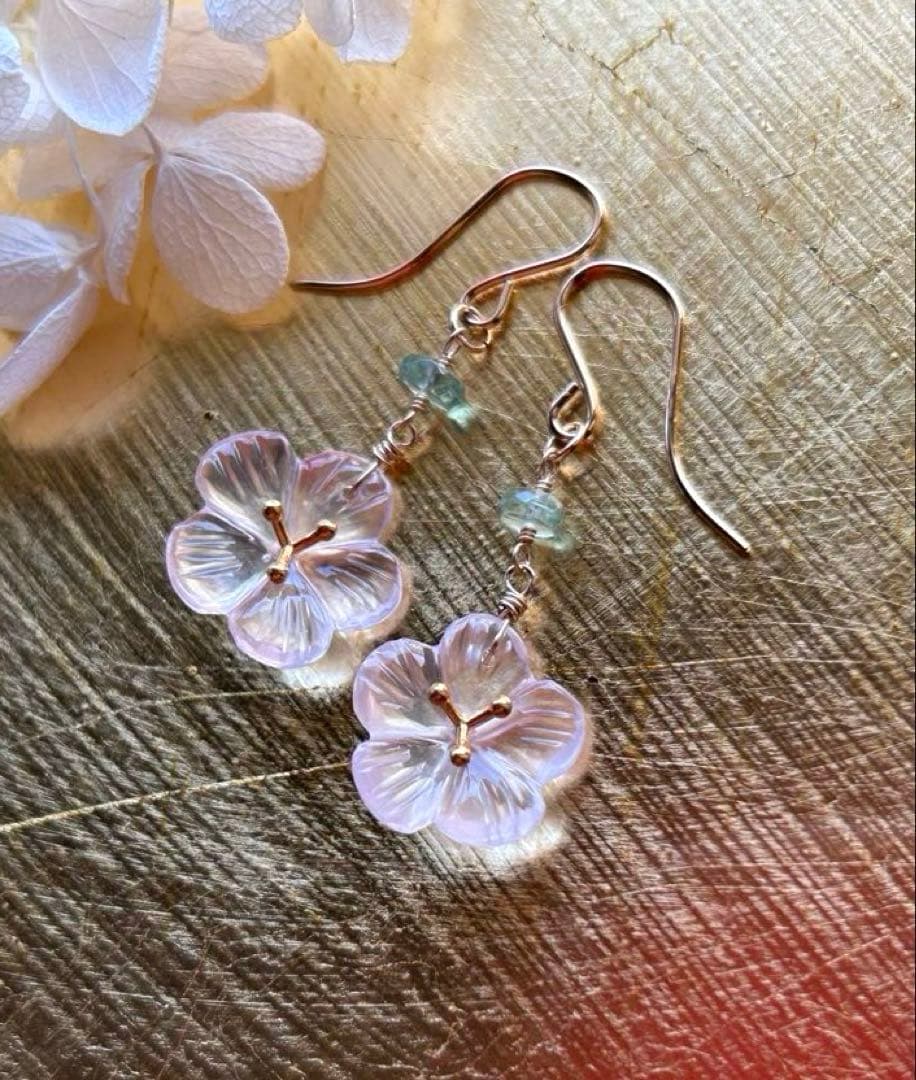 ローズクォーツ　ヴェルメイユフラワーカービング＆グリーンカイヤナイトのピアス