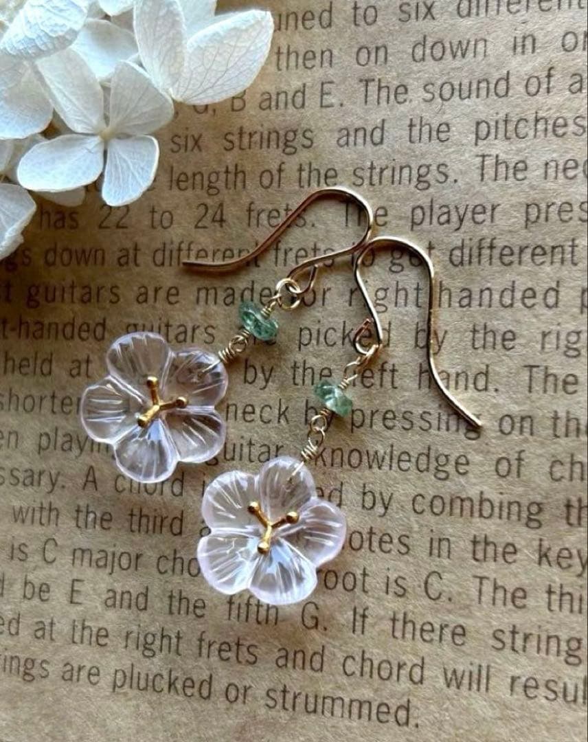 ローズクォーツ　ヴェルメイユフラワーカービング＆グリーンカイヤナイトのピアス