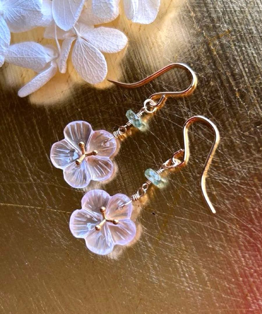 ローズクォーツ　ヴェルメイユフラワーカービング＆グリーンカイヤナイトのピアス