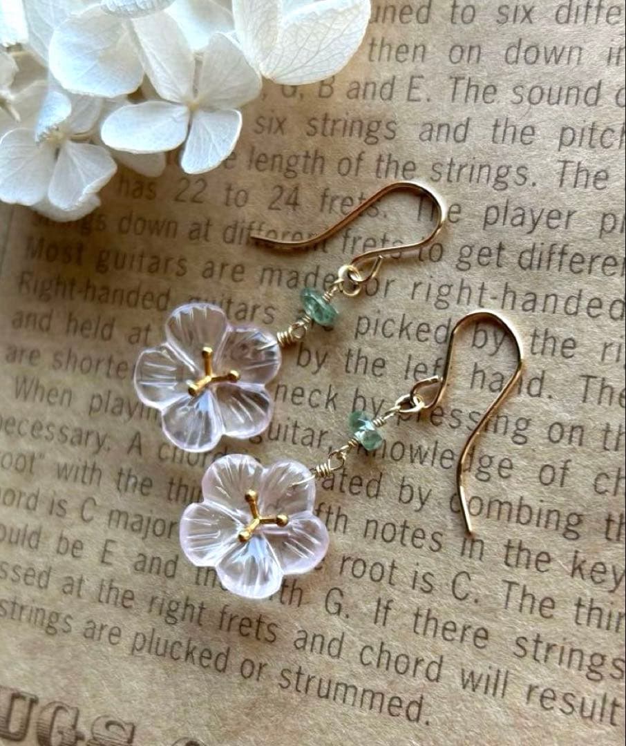 ローズクォーツ　ヴェルメイユフラワーカービング＆グリーンカイヤナイトのピアス