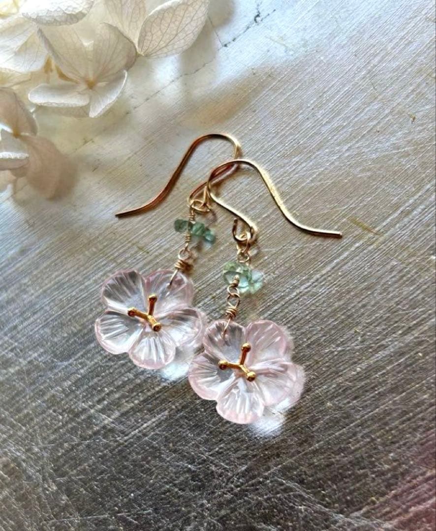 ローズクォーツ　ヴェルメイユフラワーカービング＆グリーンカイヤナイトのピアス