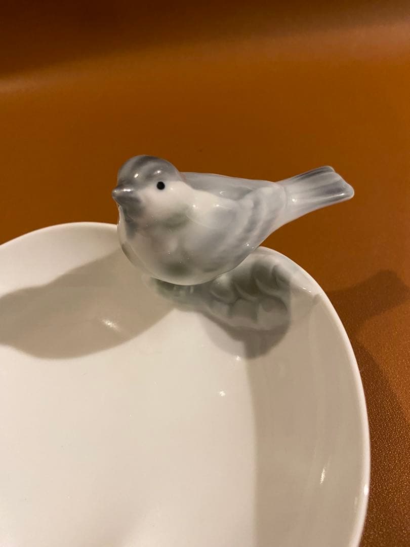 【美品 名品】深川製磁 釉彩小鳥 彫刻皿 雀 鳥 小皿 鳥好きの方に