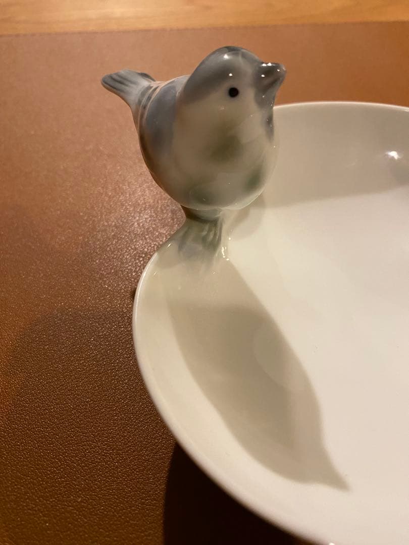 【美品 名品】深川製磁 釉彩小鳥 彫刻皿 雀 鳥 小皿 鳥好きの方に