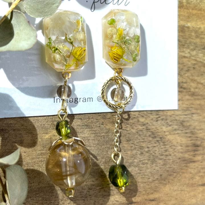 N.121 ドライフラワー アシメ マーブル ゴールドビーズ シェル ピアス