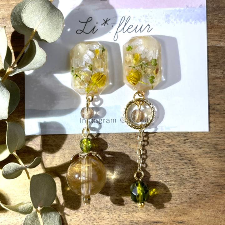 N.121 ドライフラワー アシメ マーブル ゴールドビーズ シェル ピアス