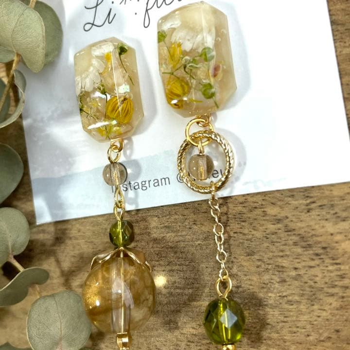 N.121 ドライフラワー アシメ マーブル ゴールドビーズ シェル ピアス