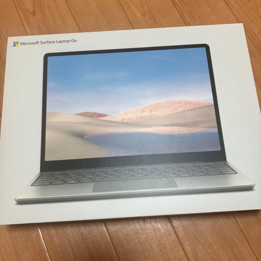 Microsoft Surface Laptop Go とACアダプター