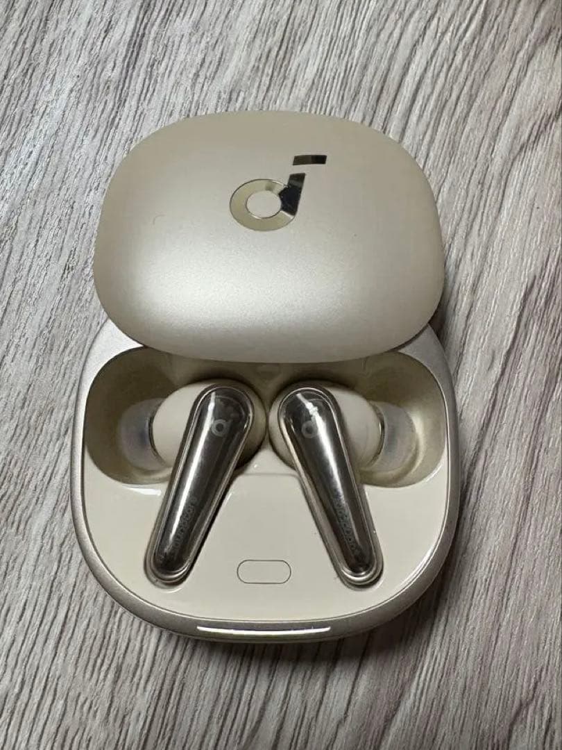 【美品】ANKER Liberty4 ワイヤレスイヤホン　充電ケースケーブル付