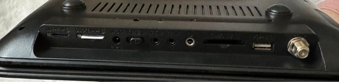 VERSOS 15.4インチ液晶ポータブルDVD VS-S154M