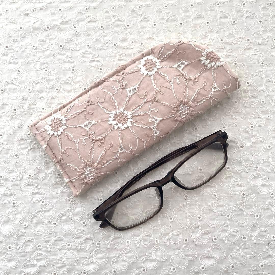刺繍生地のメガネケース　ハンドメイド　くすみピンク　マーガレット刺繍柄　M346