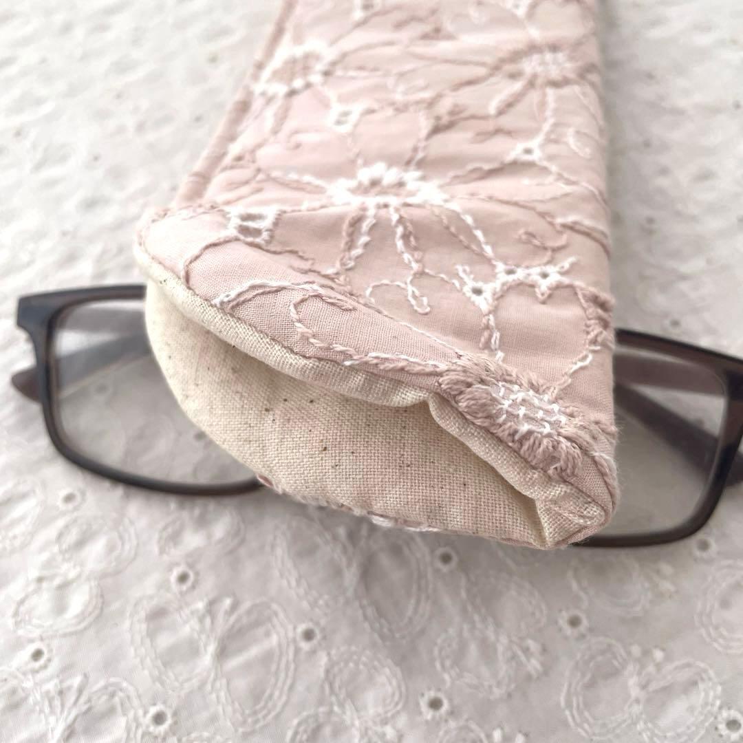 刺繍生地のメガネケース　ハンドメイド　くすみピンク　マーガレット刺繍柄　M346