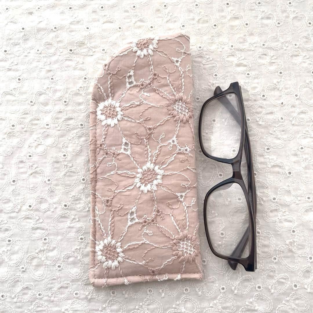 刺繍生地のメガネケース　ハンドメイド　くすみピンク　マーガレット刺繍柄　M346
