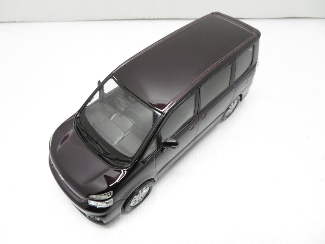 トヨタ ヴォクシー カラーサンプル ミニカー ボルドーマイカメタリック 非売品