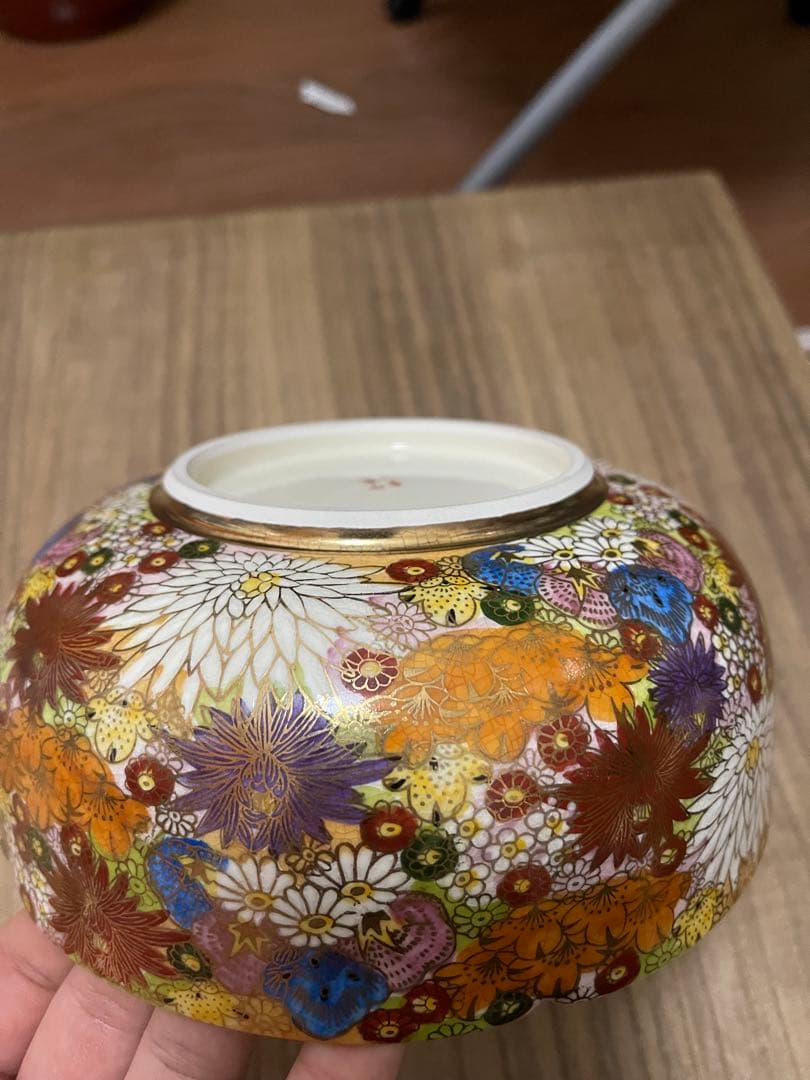 薩摩焼の百花文鉢です。色絵が華やかで、鑑賞用やコレクションにおすすめです。