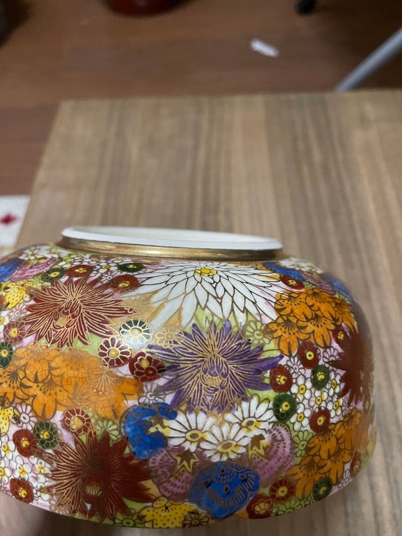 薩摩焼の百花文鉢です。色絵が華やかで、鑑賞用やコレクションにおすすめです。