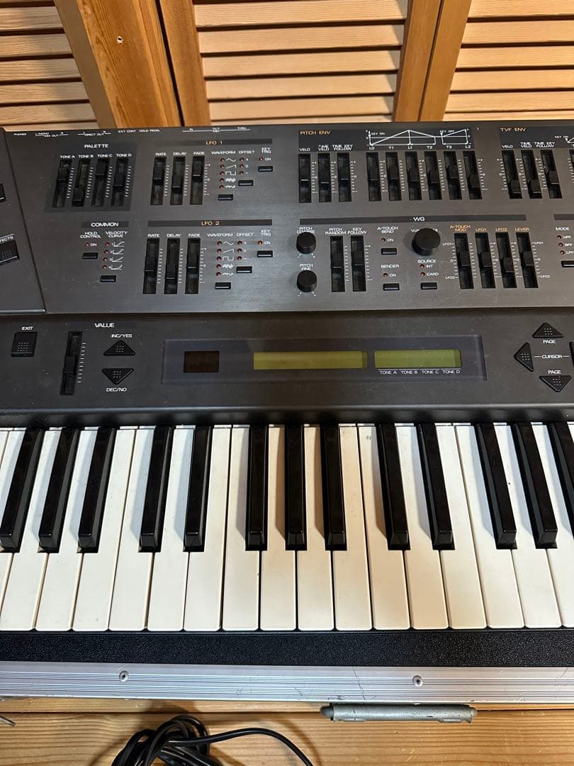 Roland JD-800 シンセサイザー 61鍵　ハードケース付き