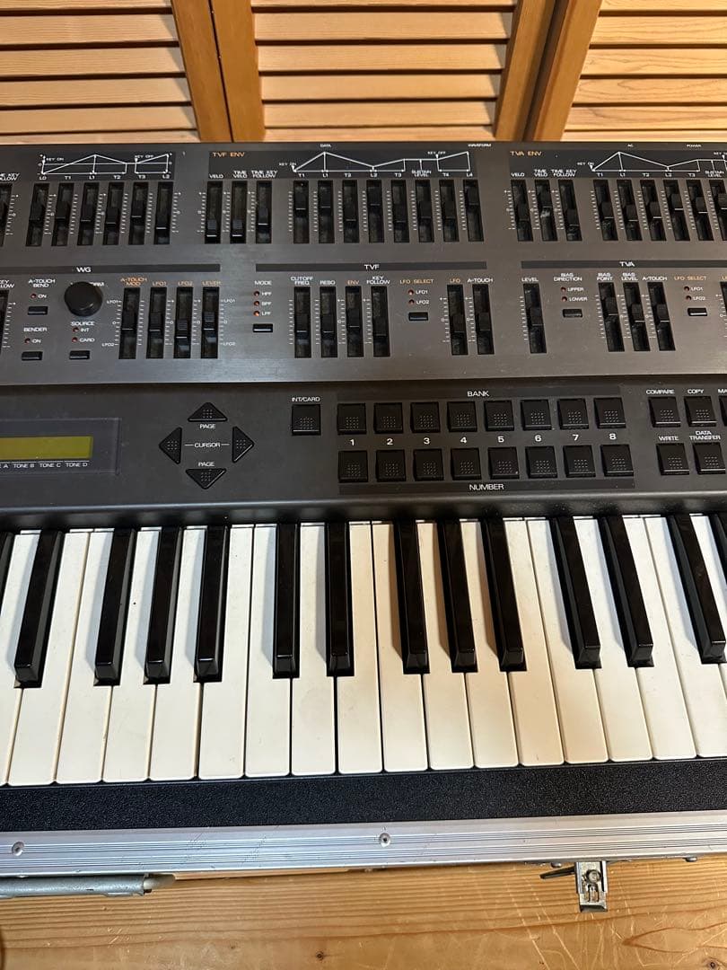 Roland JD-800 シンセサイザー 61鍵　ハードケース付き