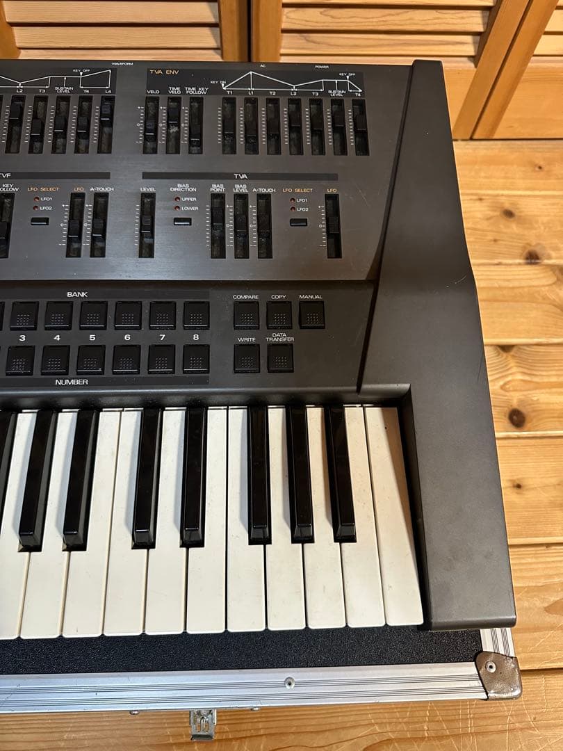 Roland JD-800 シンセサイザー 61鍵　ハードケース付き