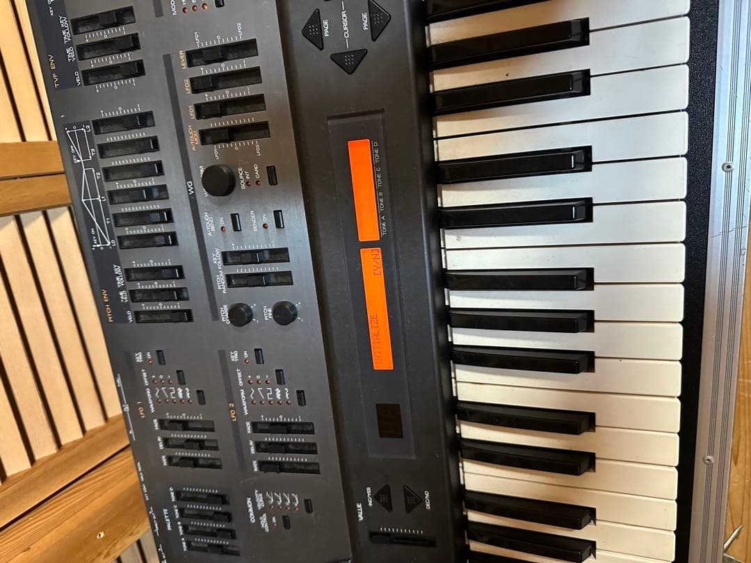 Roland JD-800 シンセサイザー 61鍵　ハードケース付き