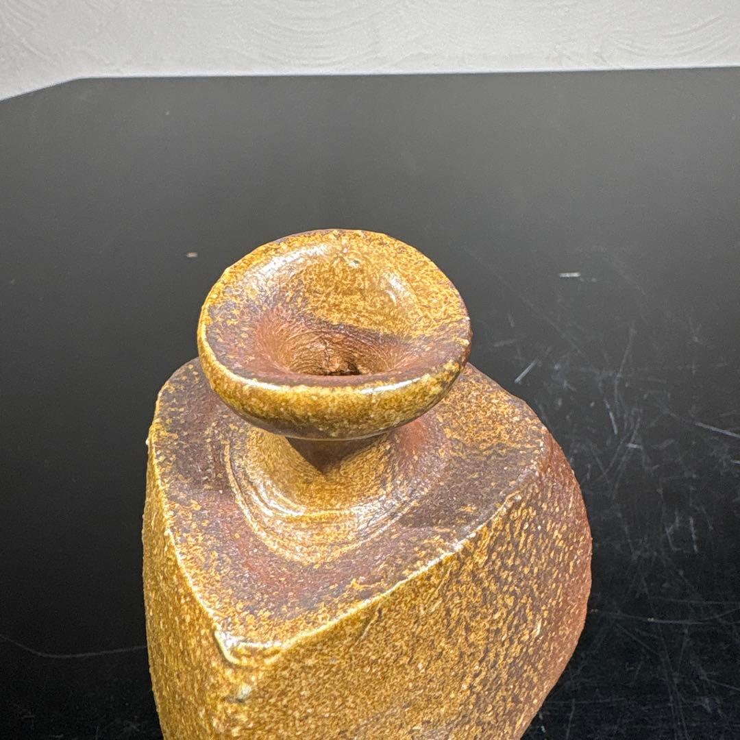 真作　隠崎隆一　三つ足備前徳利　高さ約13.5センチ