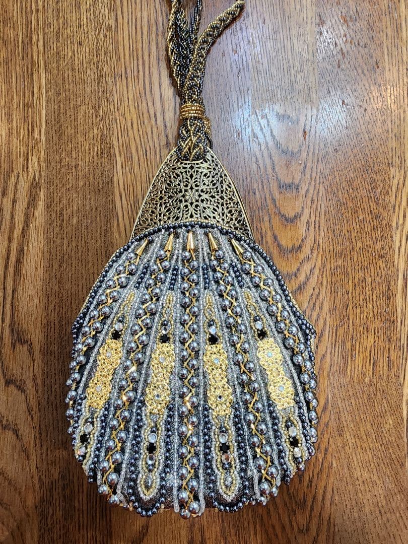 ビーズ刺繍 貝殻型クラッチバッグ