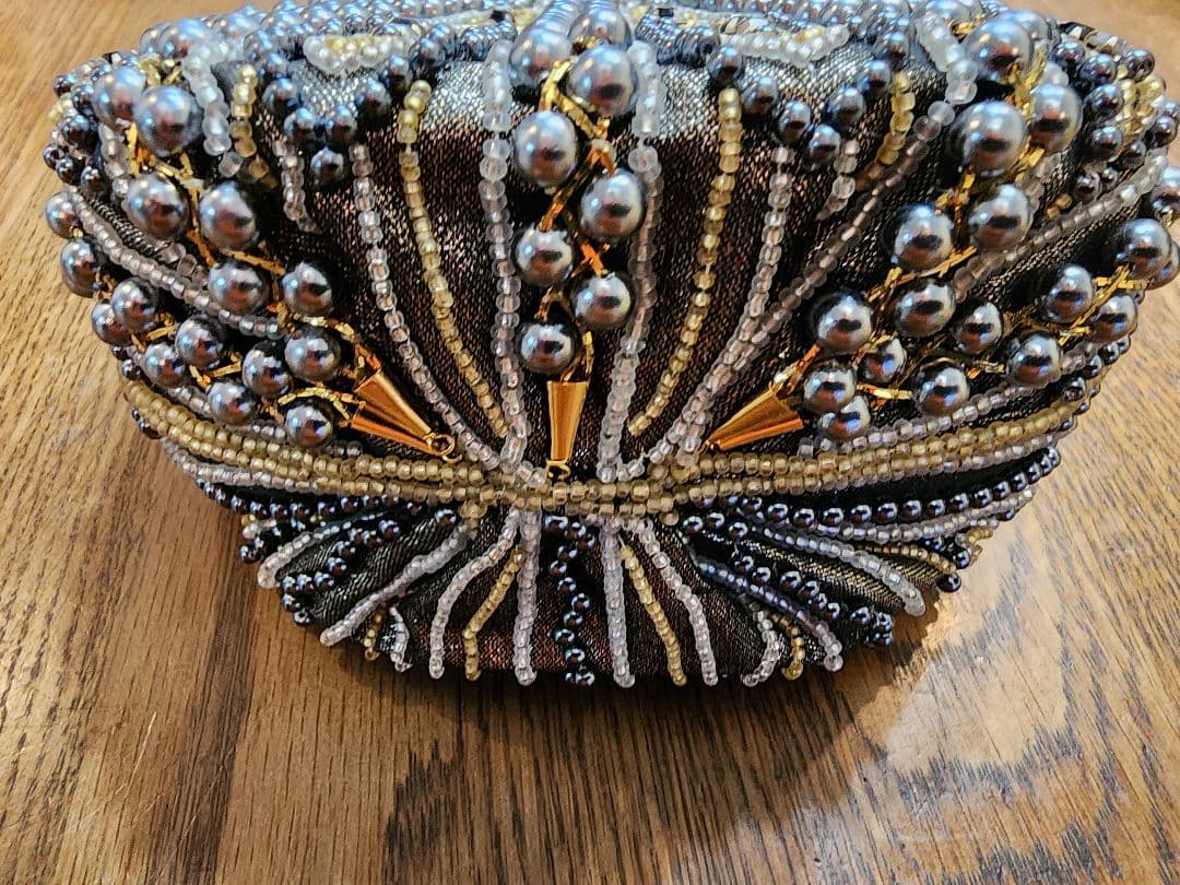 ビーズ刺繍 貝殻型クラッチバッグ