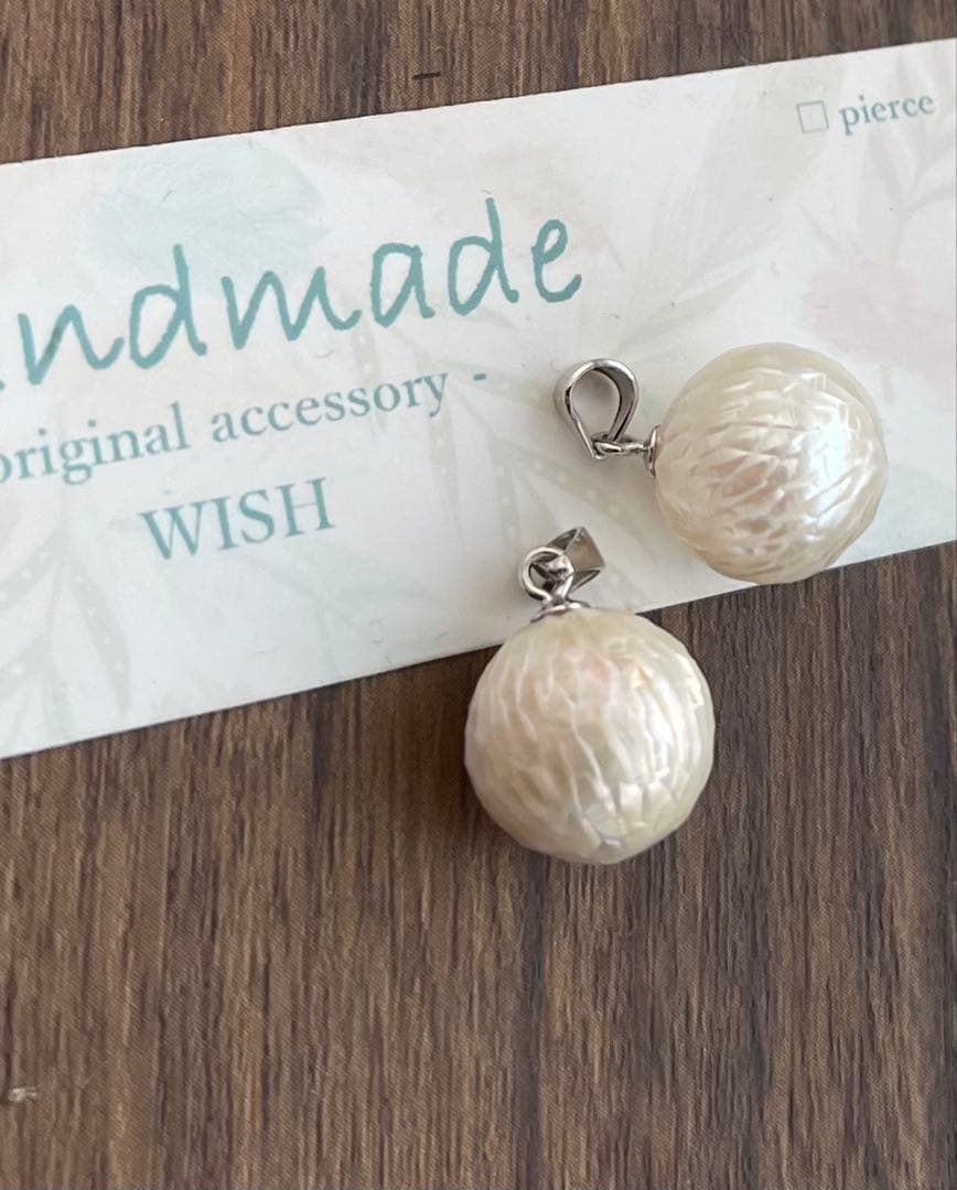 値下げドラゴンスケールカービング淡水パールのチャーム シルバー