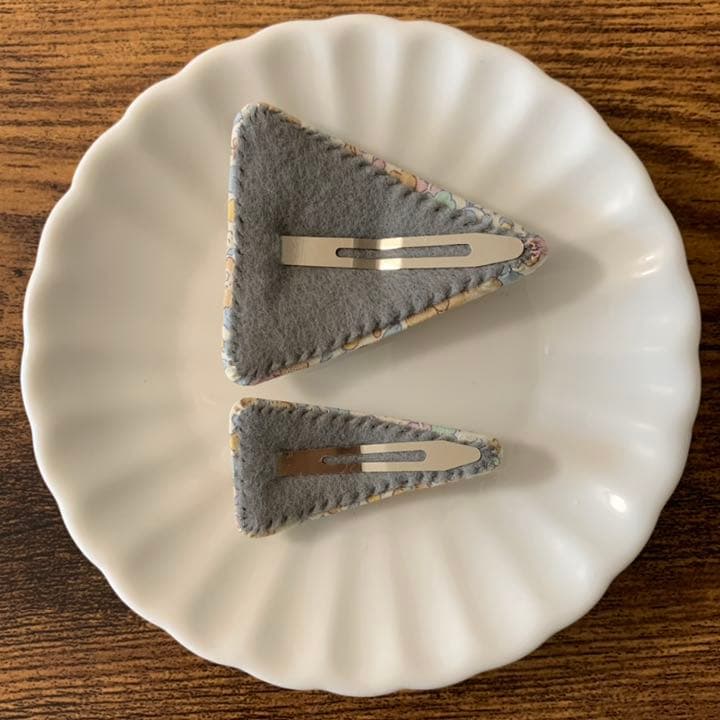 【97】リバティプリント使用　ハンドメイド　三角パッチンピン　ヘアピン　2個