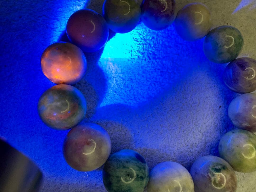 蛍光反応が美しい【ハックマナイト】　15mm 変化を楽しむ石