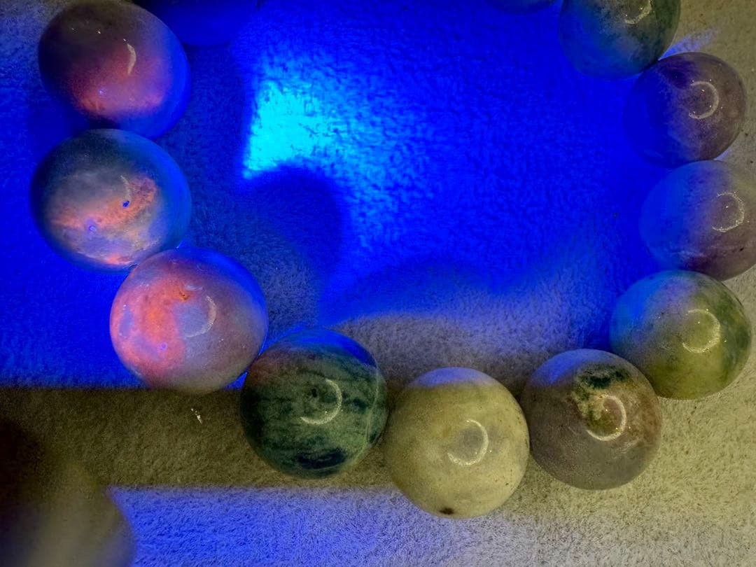 蛍光反応が美しい【ハックマナイト】　15mm 変化を楽しむ石