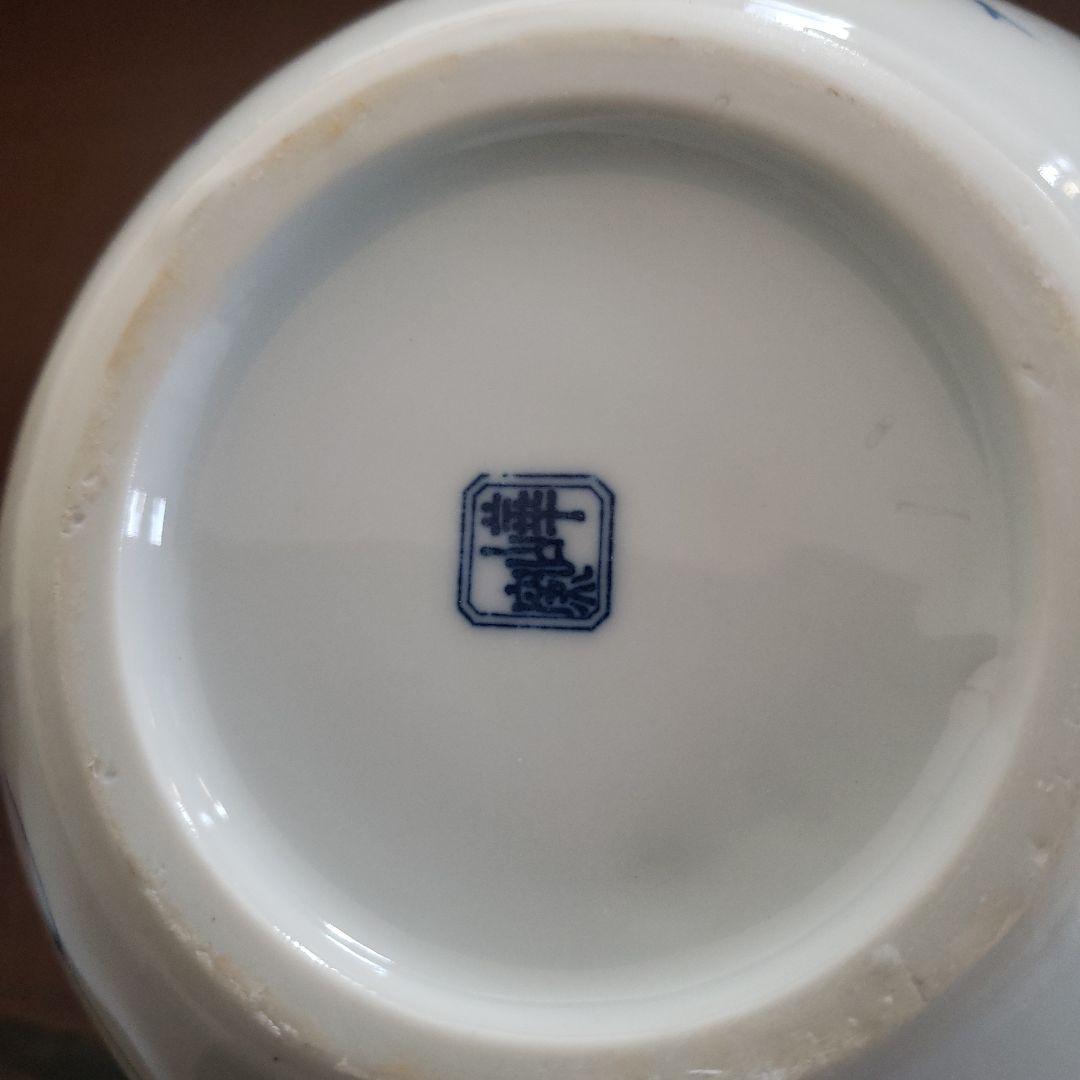 青い葉模様の陶磁器花瓶