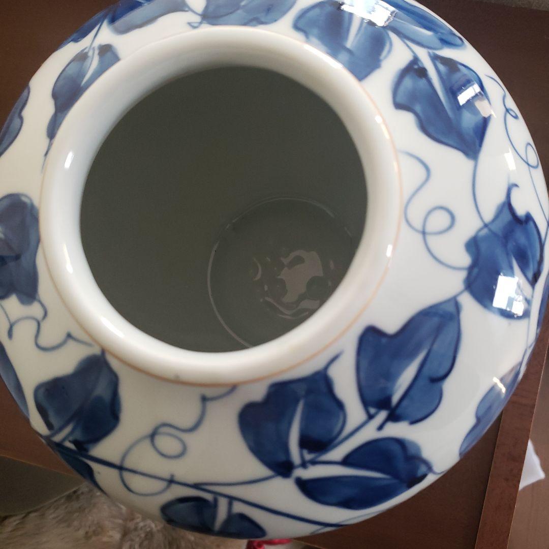 青い葉模様の陶磁器花瓶