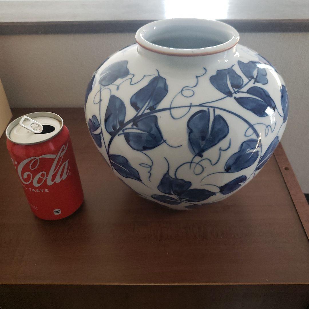 青い葉模様の陶磁器花瓶