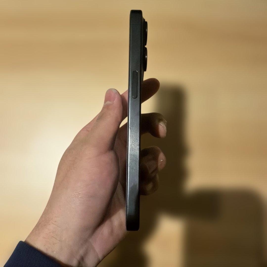 【美品】iPhone 15pro 128GBブラックチタニウムSIMフリー