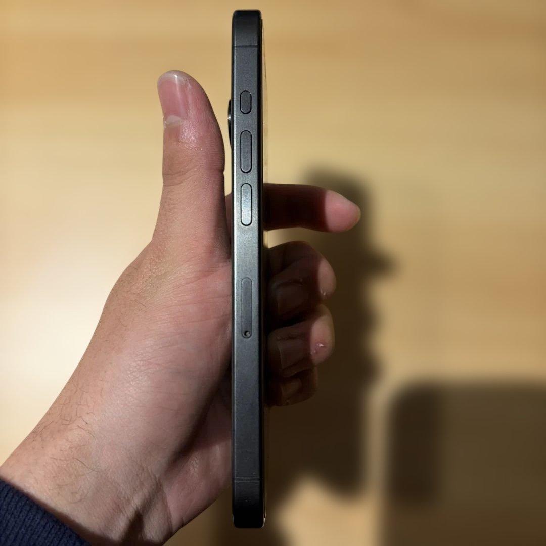 【美品】iPhone 15pro 128GBブラックチタニウムSIMフリー