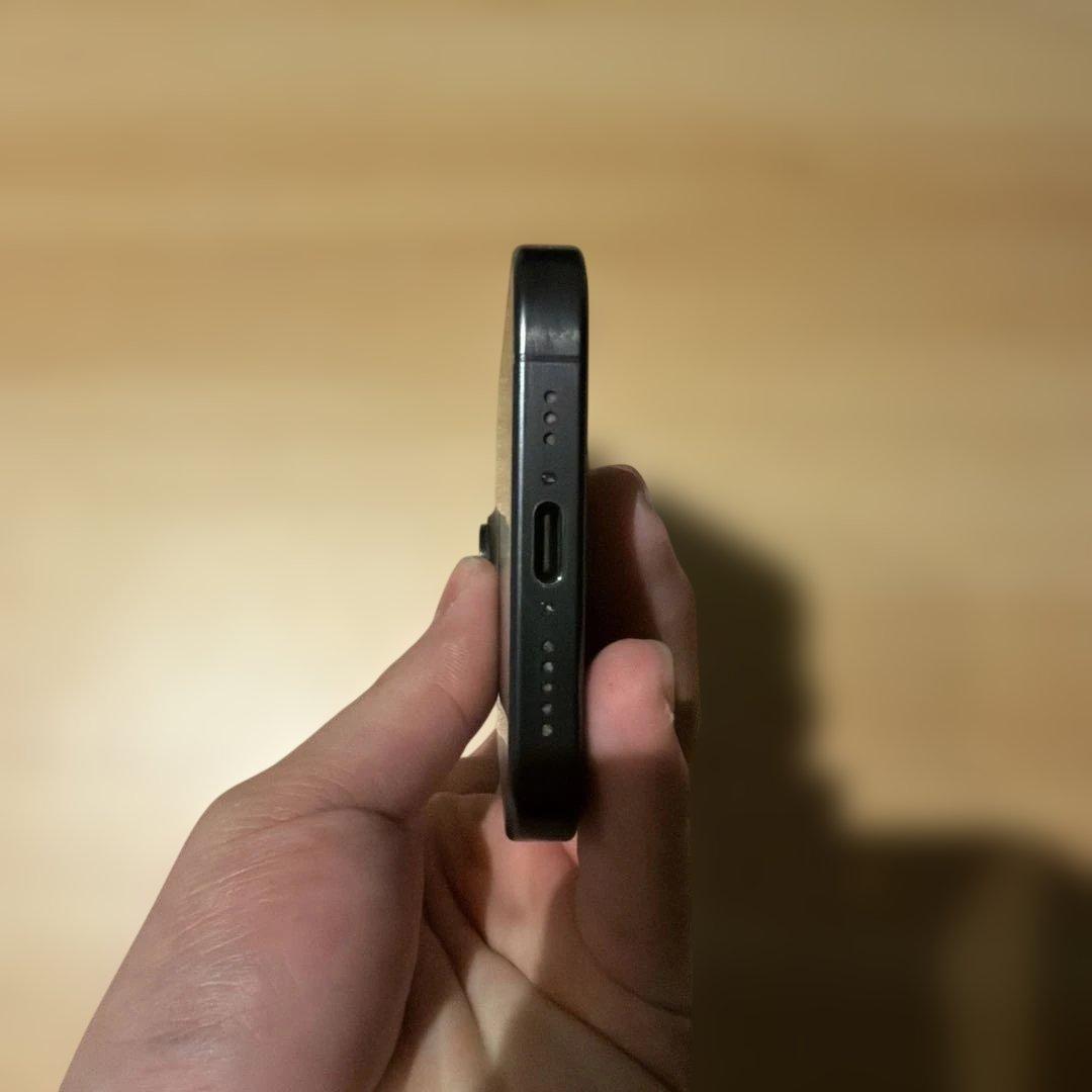 【美品】iPhone 15pro 128GBブラックチタニウムSIMフリー