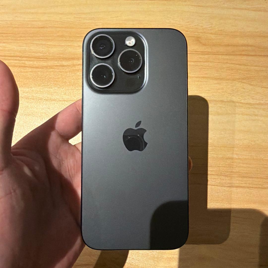 【美品】iPhone 15pro 128GBブラックチタニウムSIMフリー