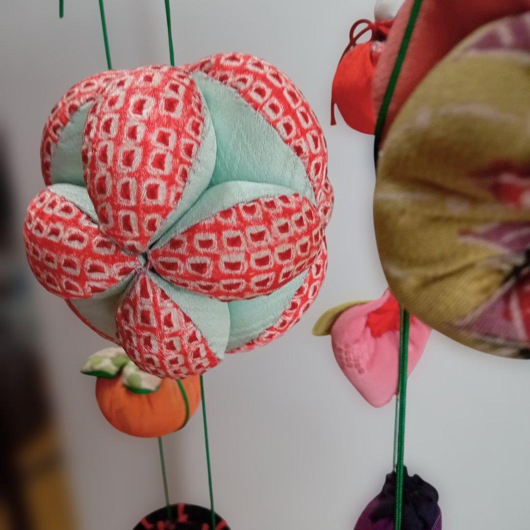 女の子の幸せを願って作られています。つるし雛　手縫い