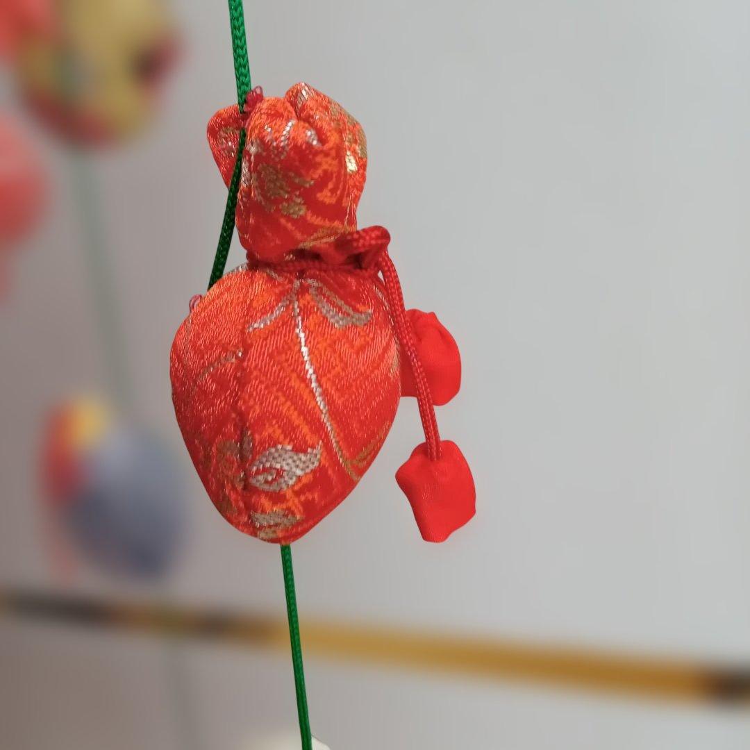 女の子の幸せを願って作られています。つるし雛　手縫い