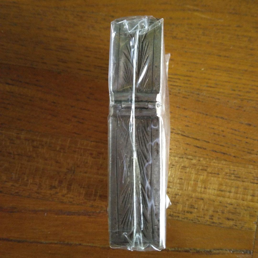 イタリアンベネチアの装飾的なデザインの純銀製のオイルライターになります！