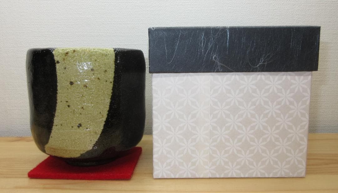 送料込【逢絢亭・新品】茶道具 筒茶碗 楽焼 黒楽 寒月の図 松楽窯 紙箱入り