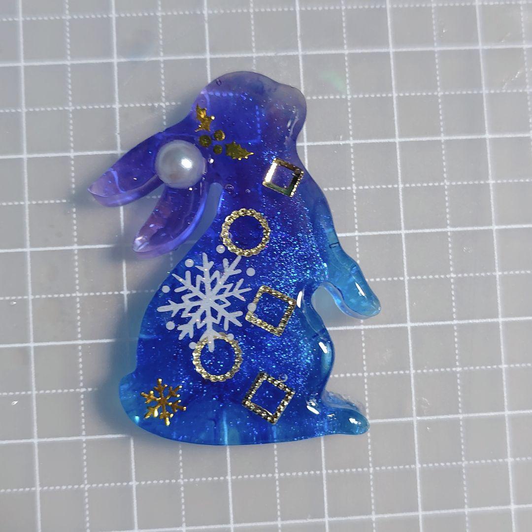 832.見上げうさぎ　ハンドメイドレジンアクセサリー