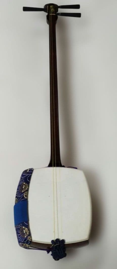 三味線 ハードケース、駒付き ！