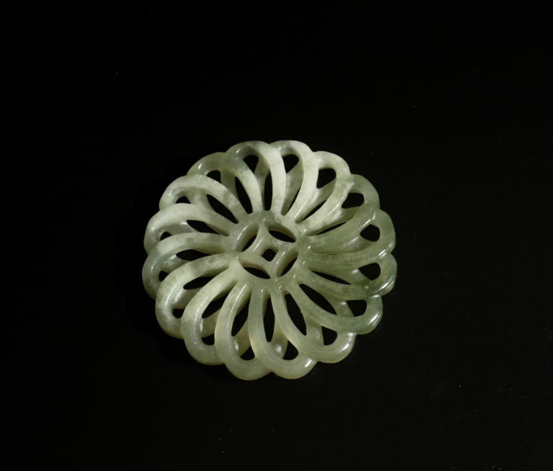 中古 和田玉 透かし彫り 菊花文佩 青玉 ペンダント 鑑定書付 CL0020